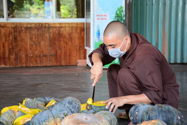 Continuing to support people in need in the Covid-19 pandemic of Hoang Phap Pagoda (series 7)